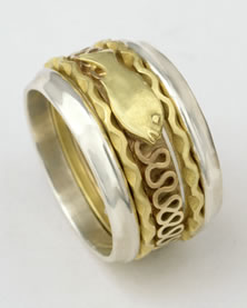 'Stacking Ring' with Damsel fish motif in gold.